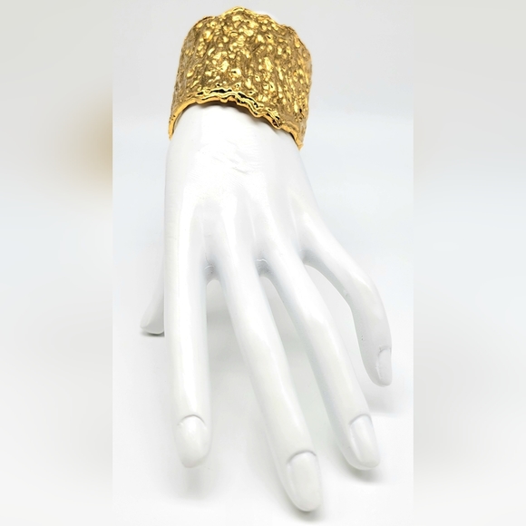 Oscar de la Renta MASSIVE Chunky Shiny Textured Gold Statement Cuff Bracelet - Picture 5 of 13